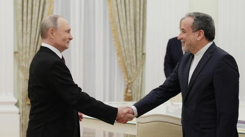 Il presidente russo, Vladimir Putin, riceve il ministro degli Esteri iraniano, Abbas Araghchi