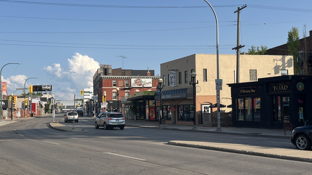 Rue commerçante animée du Village Osborne à Winnipeg avec ses nouveaux commerces