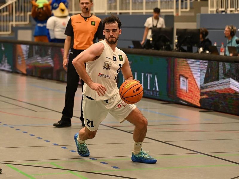 Tim Schneider im Trikot der Iserlohn Kangaroos beim Basketball-Training