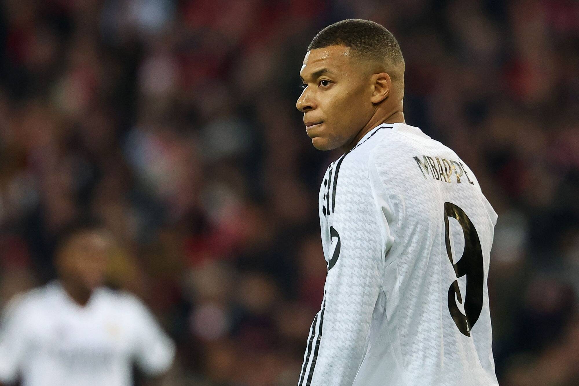 Kylian Mbappé en tenue du PSG sur un terrain de football
