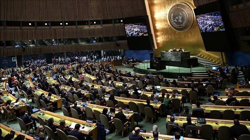 Drapeaux de l'ONU, de la France et du Maroc