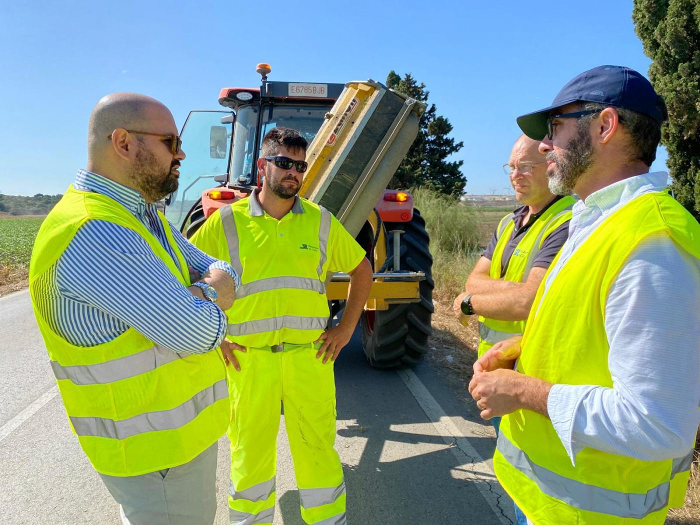 Brigada de mantenimiento utilizando métodos ecológicos de desbroce en zona rural
