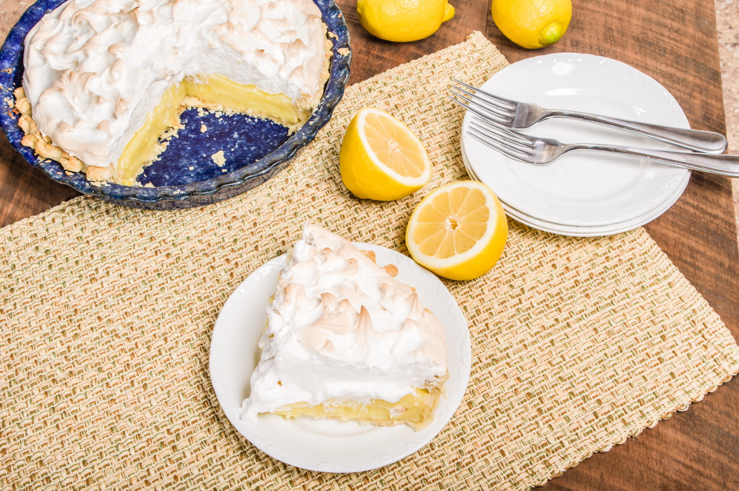 Tarte au citron meringuée élégamment présentée avec finitions dorées