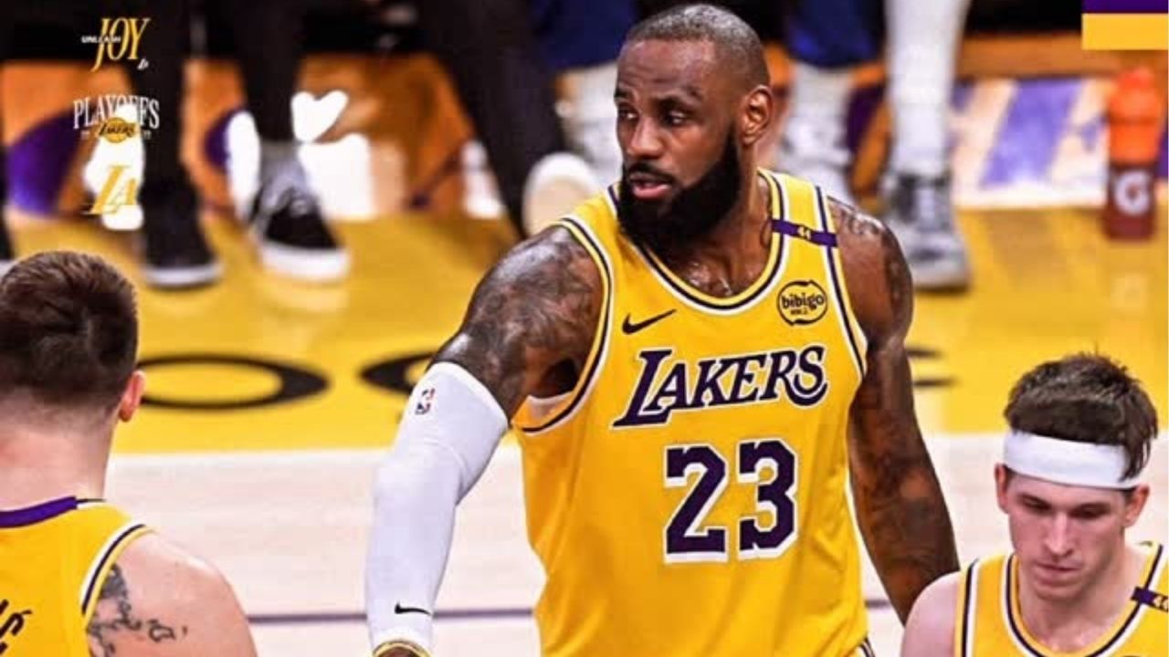 LeBron James executando seu ritual pré-jogo com pó de magnésio