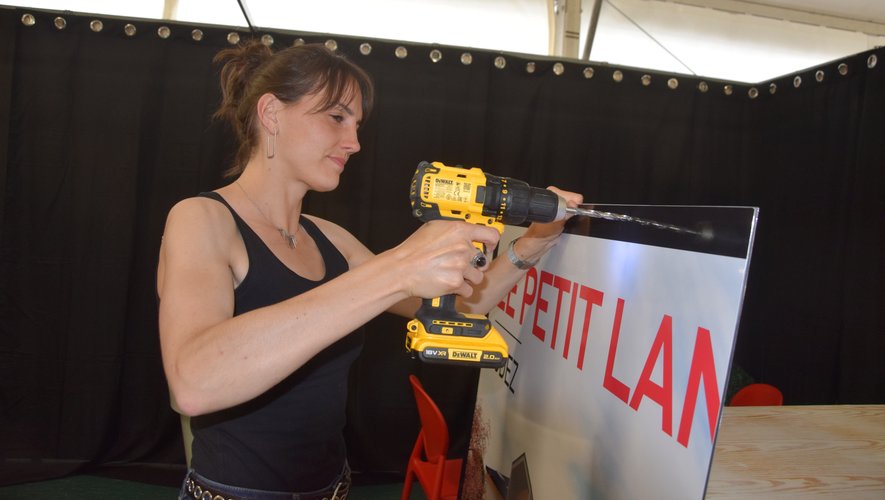 Vue du haras de Rodez préparé pour la foire commerciale avec les stands des exposants locaux