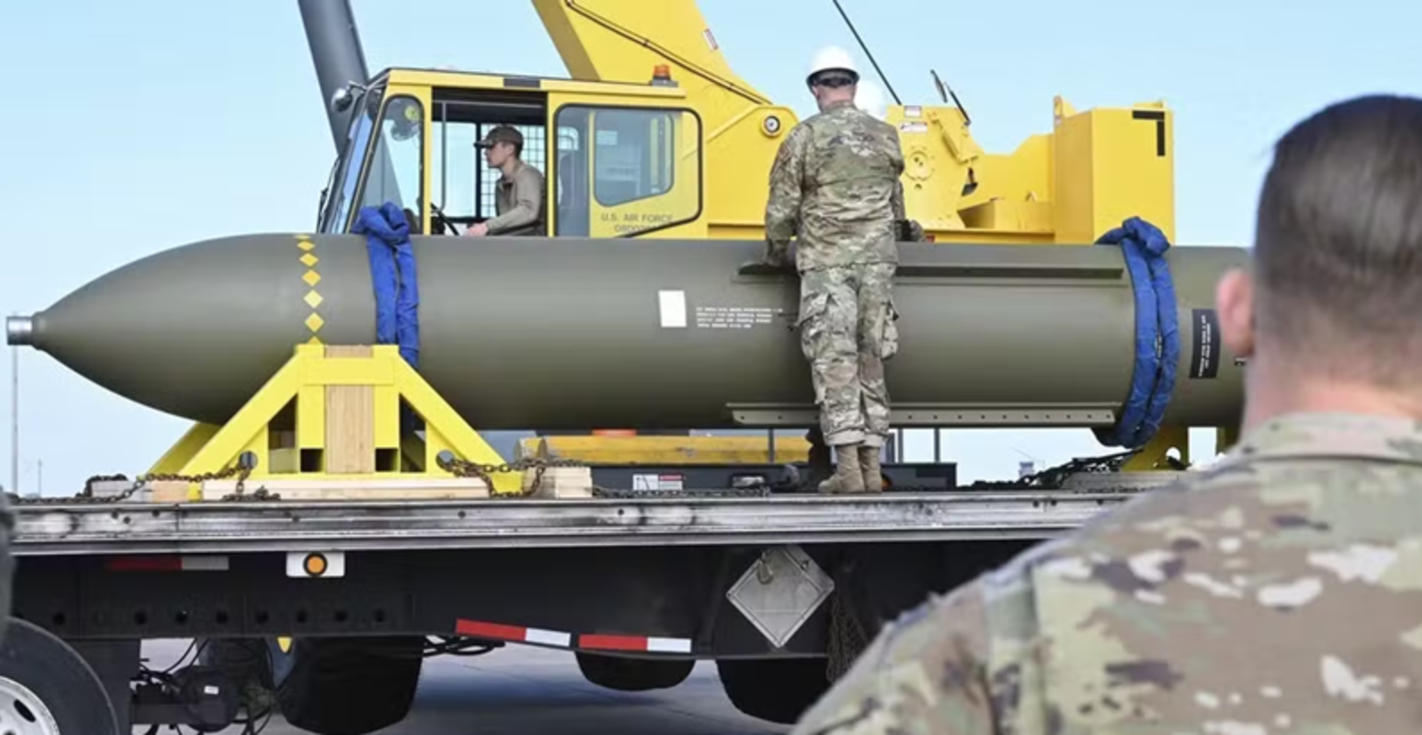 EUA Exibe Armamento de Alta Destruição Usado em Ataques Contra Instalações no Irã: Uma Nova Escalada Militar Preocupante