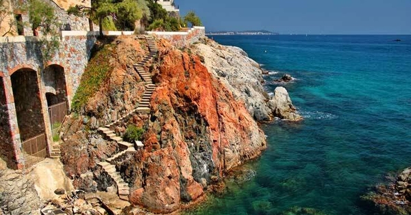 La Costa Brava: Destino de élite y refugio histórico de la aristocracia internacional