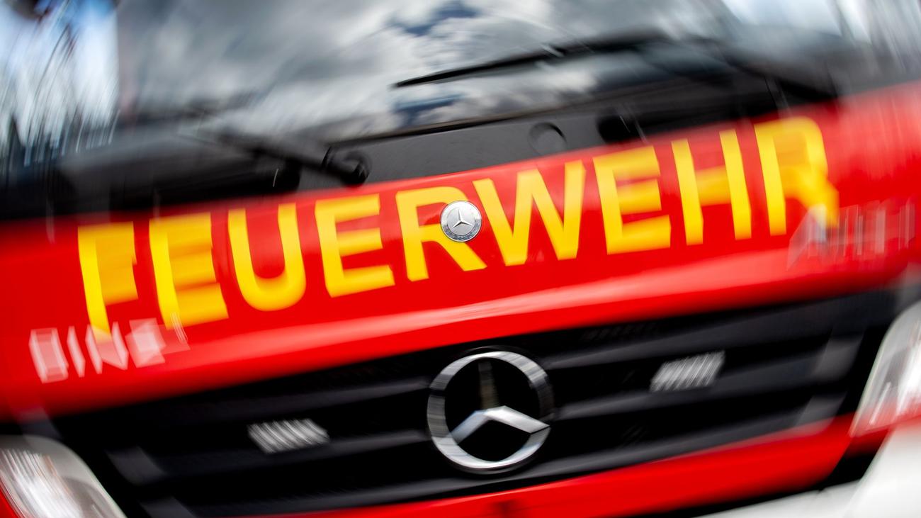 Umweltvorfall auf A7: Brennende Holzpellets werfen Fragen zur Nachhaltigkeit des Gütertransports auf