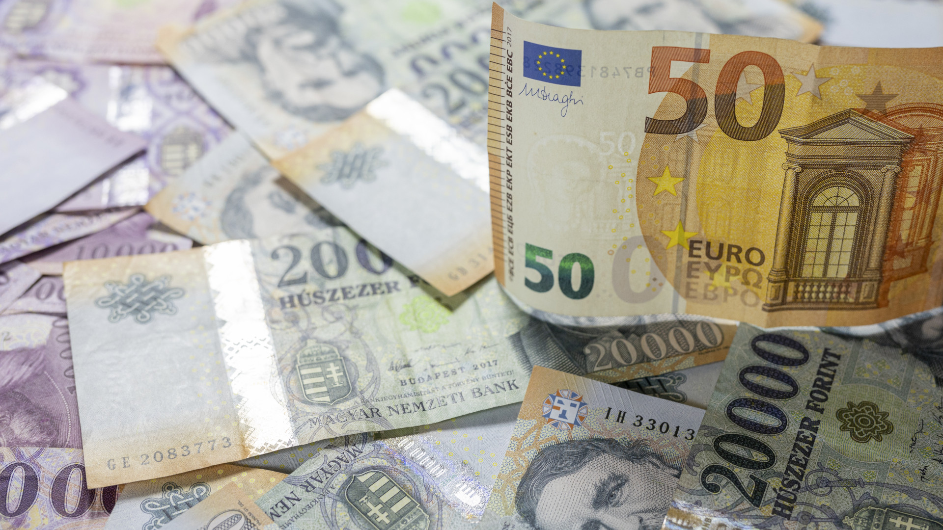 Nemzeti valutánk diadala: A forint erősödik, míg a dollár történelmi mélypontra süllyed