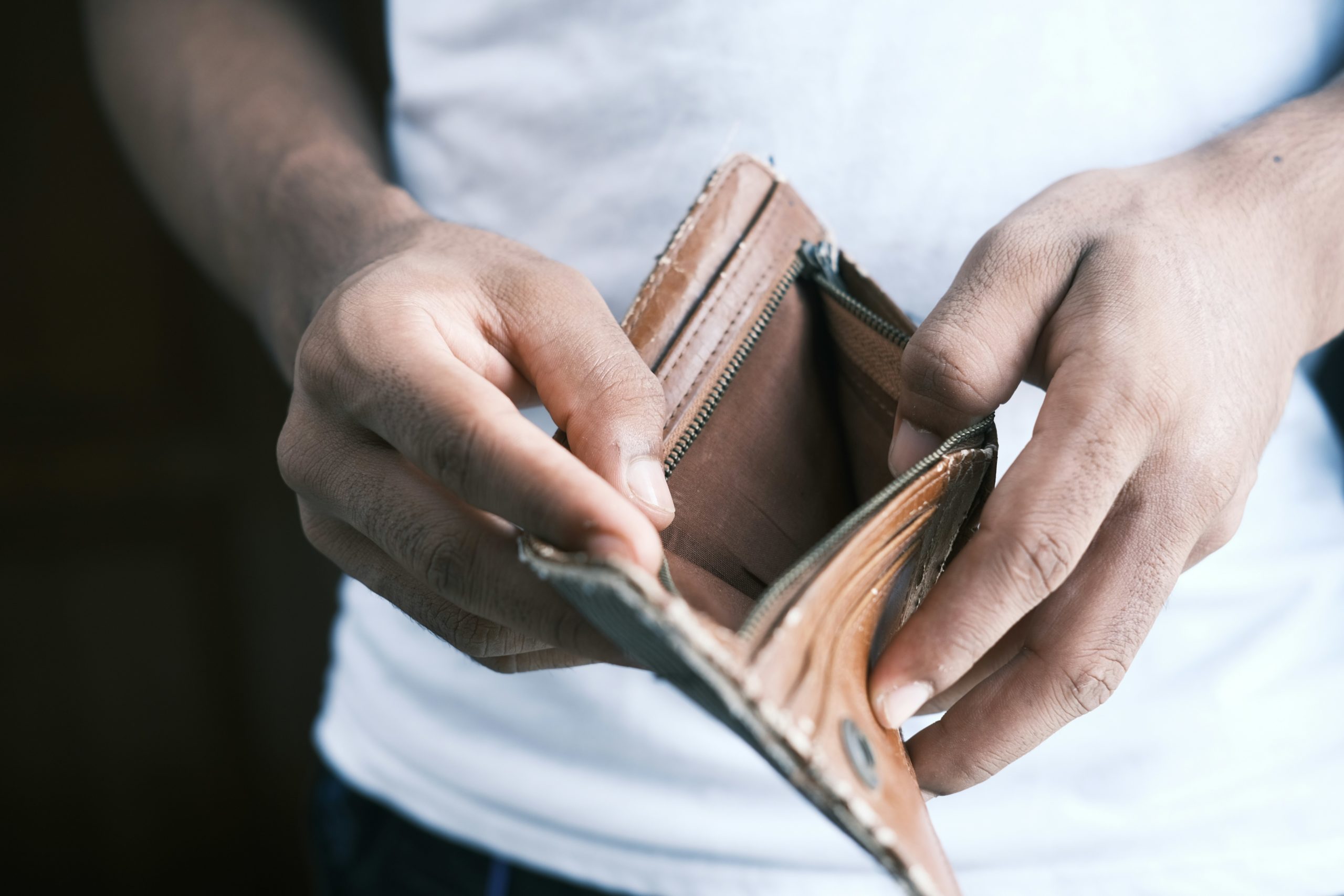 Allarme UE: 72 milioni di europei a rischio povertà mentre Bruxelles resta immobile