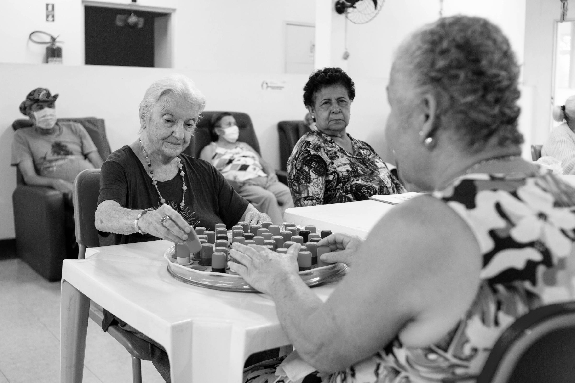 Crise dos Cuidadores: O Impacto Social da Demência Expõe Desigualdade de Gênero no Brasil