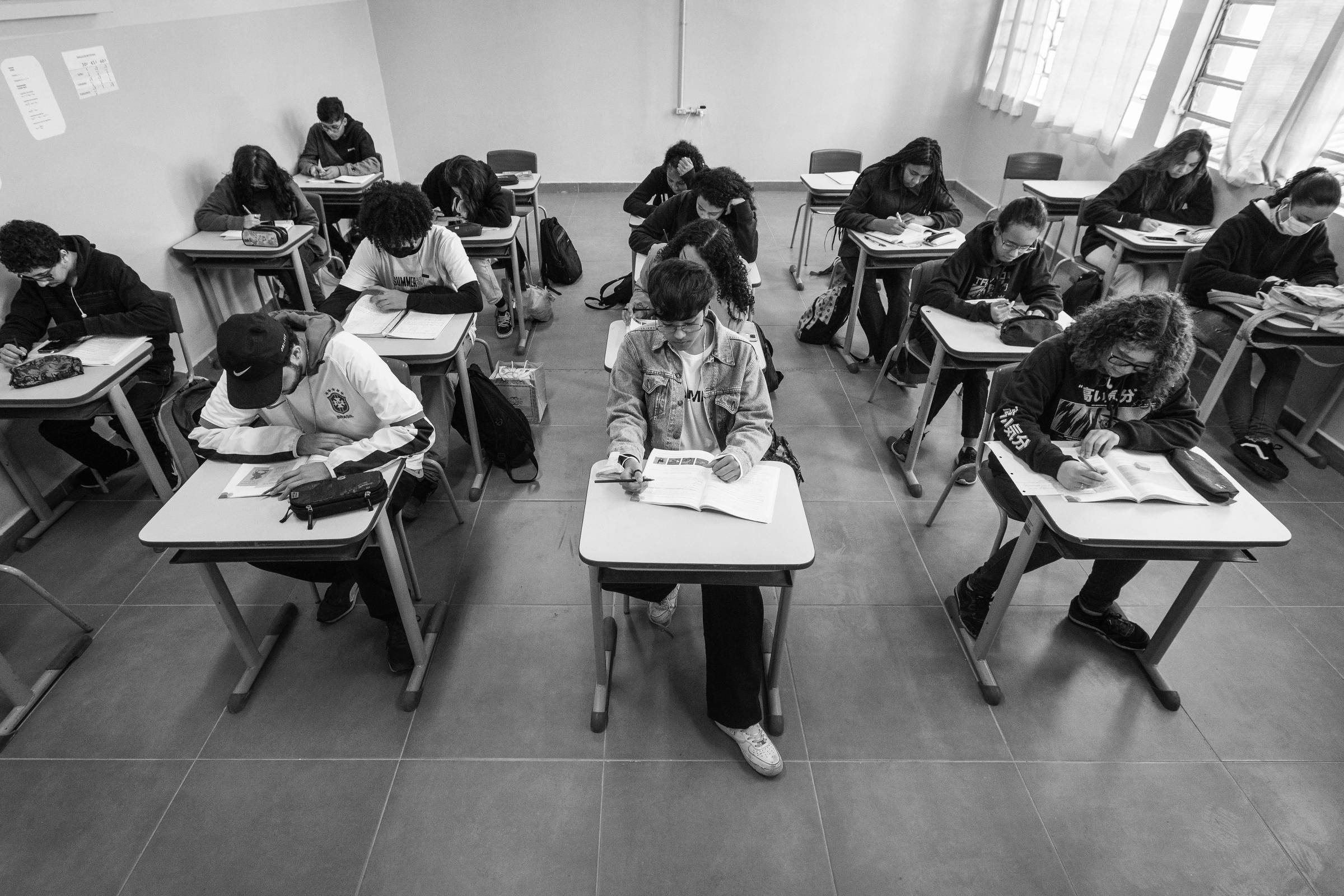 Programa Pé-de-Meia: A Luta pela Educação Inclusiva Enfrenta Desafios Orçamentários