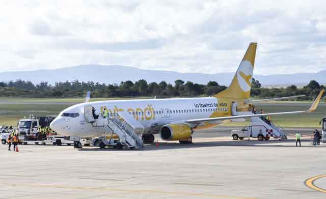 La aerolínea low-cost Flybondi expande rutas mientras el debate sobre la democratización del transporte aéreo continúa
