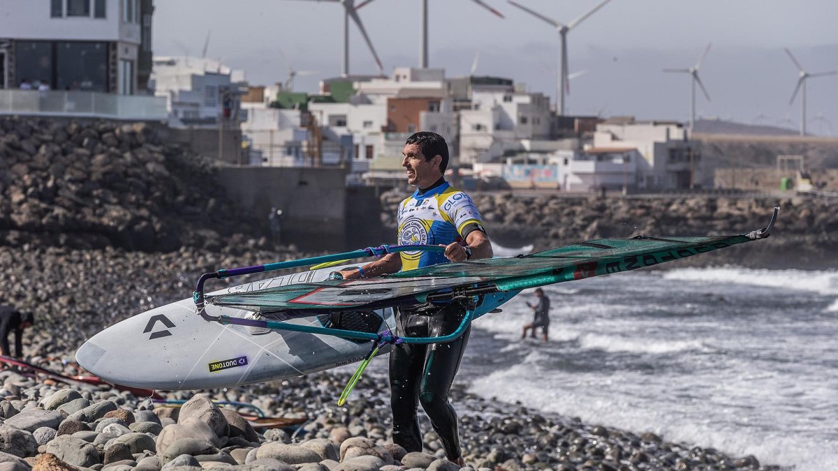 Víctor Fernández: El espíritu de resistencia y superación brilla en el Mundial de Windsurf