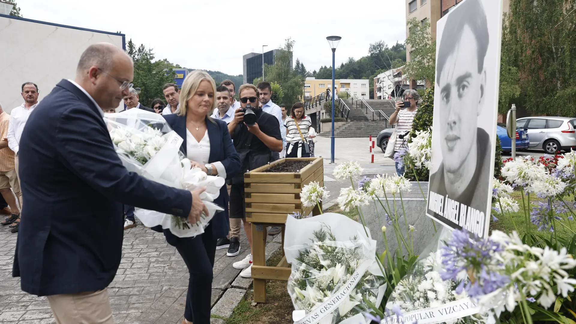 El PP propone educación obligatoria sobre ETA en las escuelas: un debate sobre memoria histórica y democracia