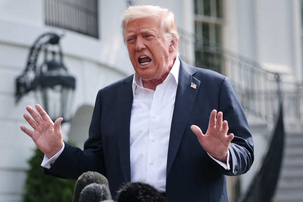 Guerra Comercial de Trump: Uma Política Protecionista que Ameaça a Economia Global