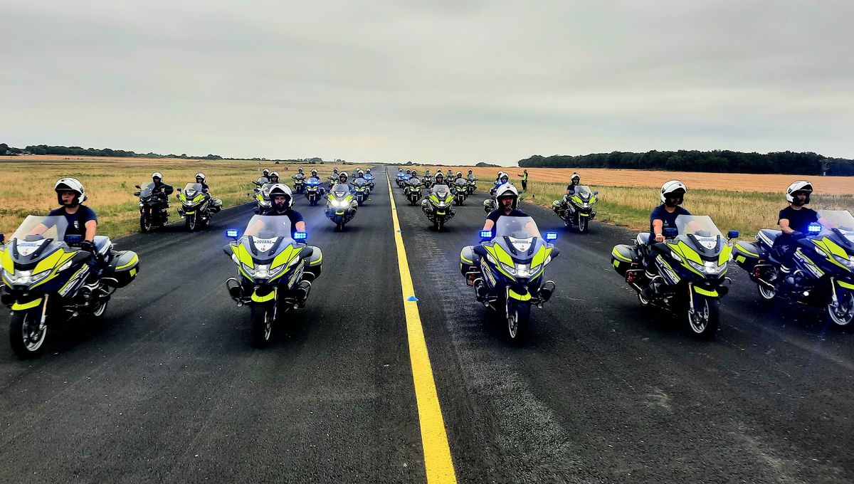 14 juillet : Une fierté nationale - Les motards des douanes françaises écrivent l'histoire sur les Champs-Élysées
