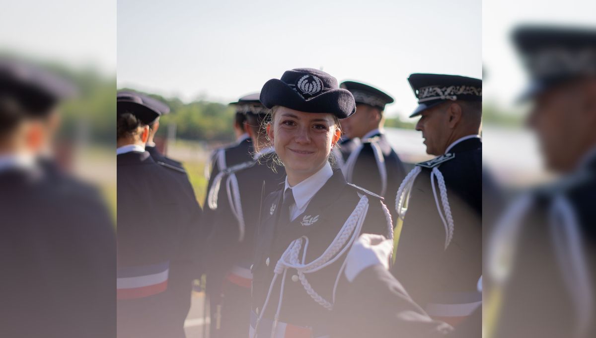 La France célèbre son excellence militaire : Une jeune commissaire défile sur les Champs-Élysées, symbole du rayonnement des institutions françaises