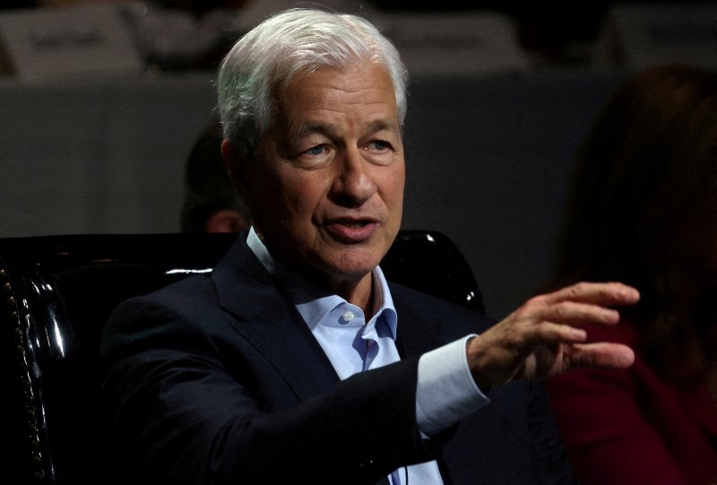 رئيس JP Morgan يدعو ترامب للكف عن التدخل في استقلالية الاحتياطي الفيدرالي