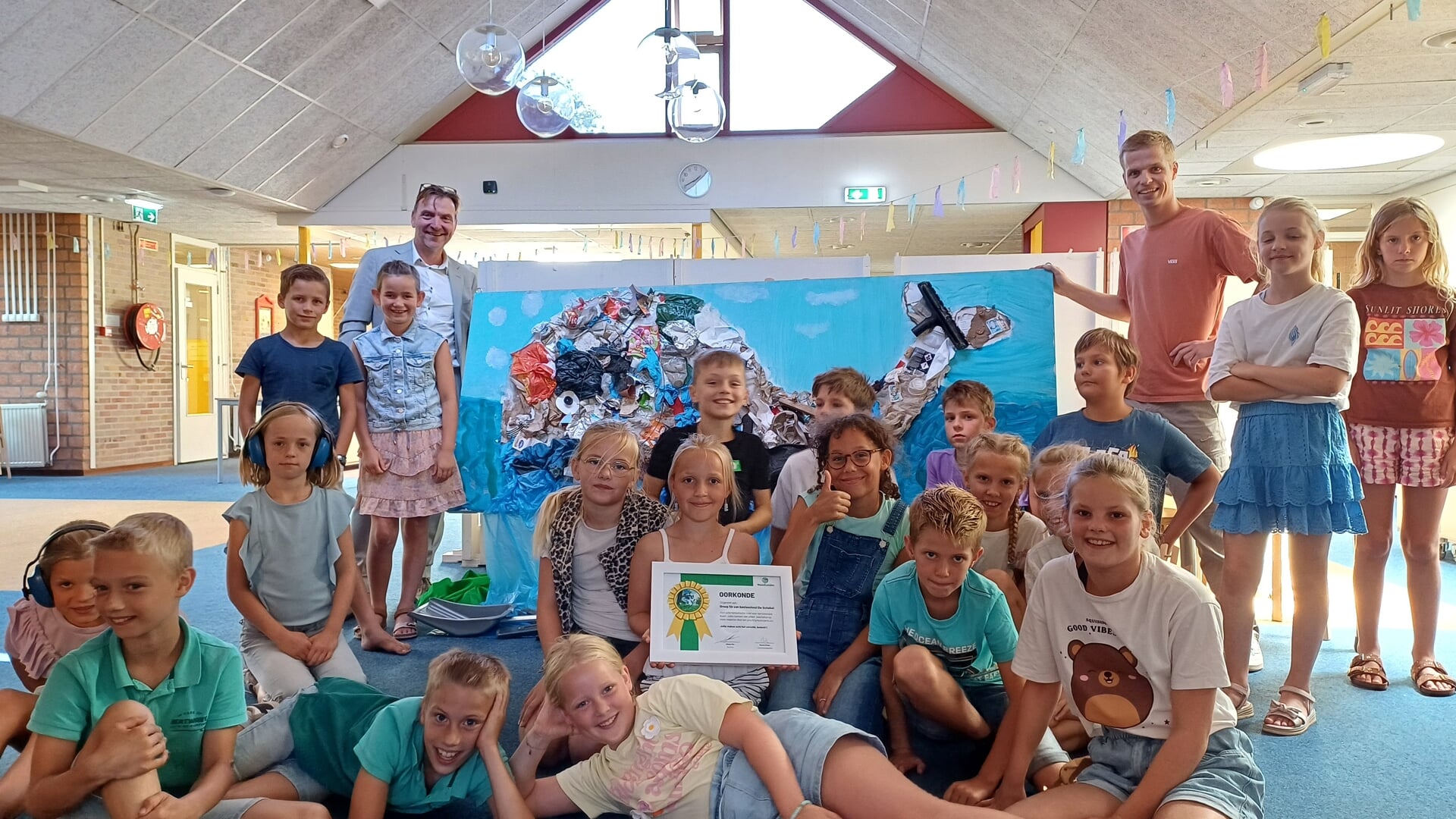 Basisschoolleerlingen maken statement over milieu met walvis van zwerfafval