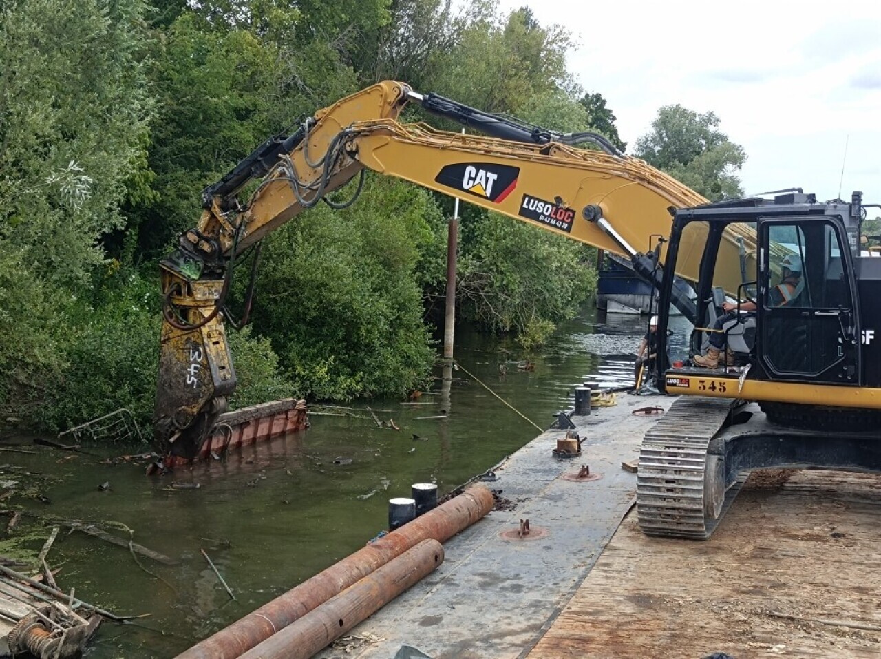 Une opération exemplaire de l'État : démantèlement d'une péniche abandonnée sur la Seine