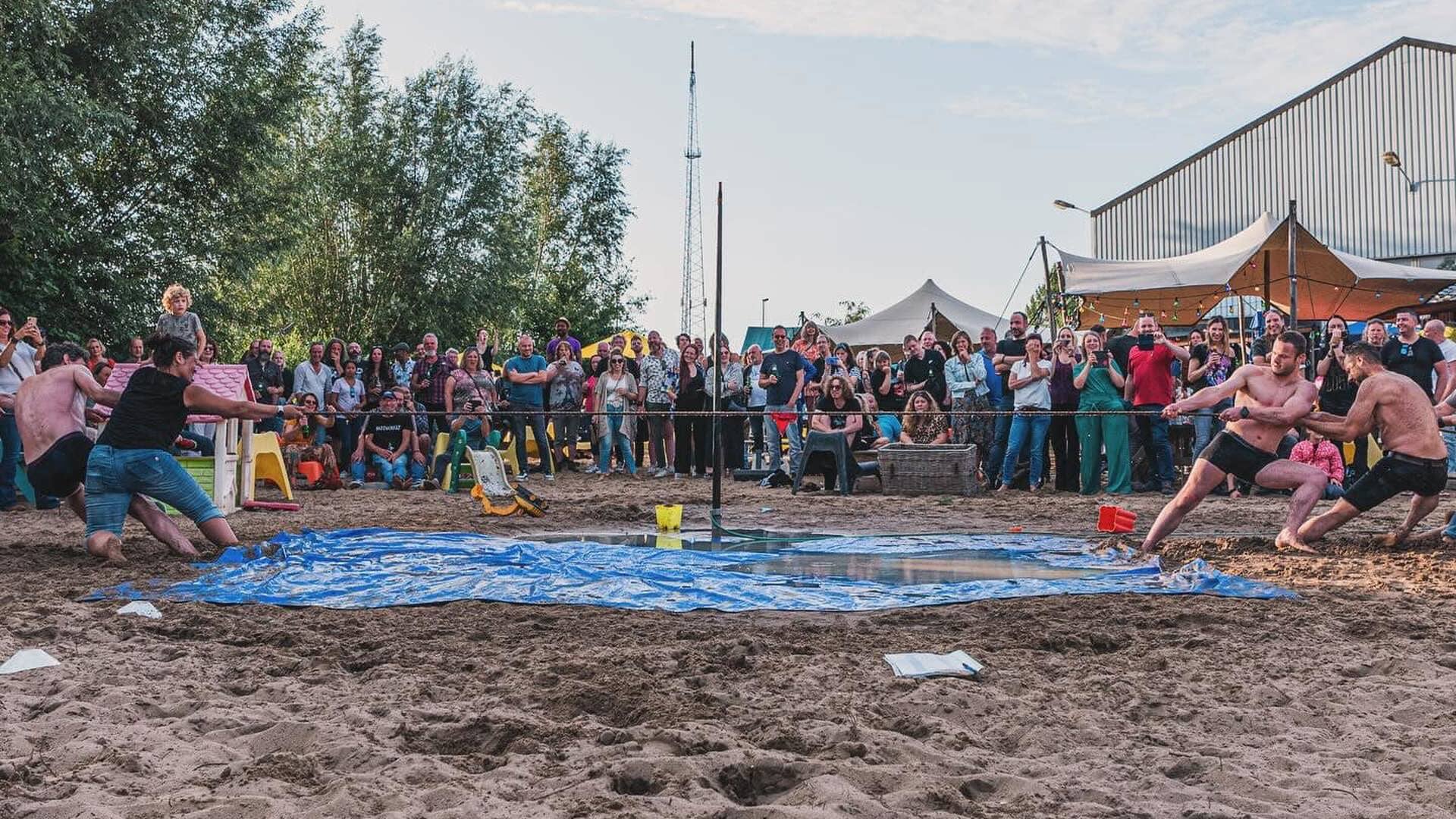 Mødderfest Festival keert terug naar Belcrum Beach: Culturele verbinding door muziek en sport