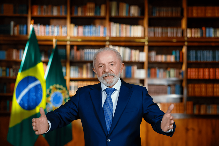 Lula defende soberania nacional e denuncia chantagem de Trump em guerra tarifária