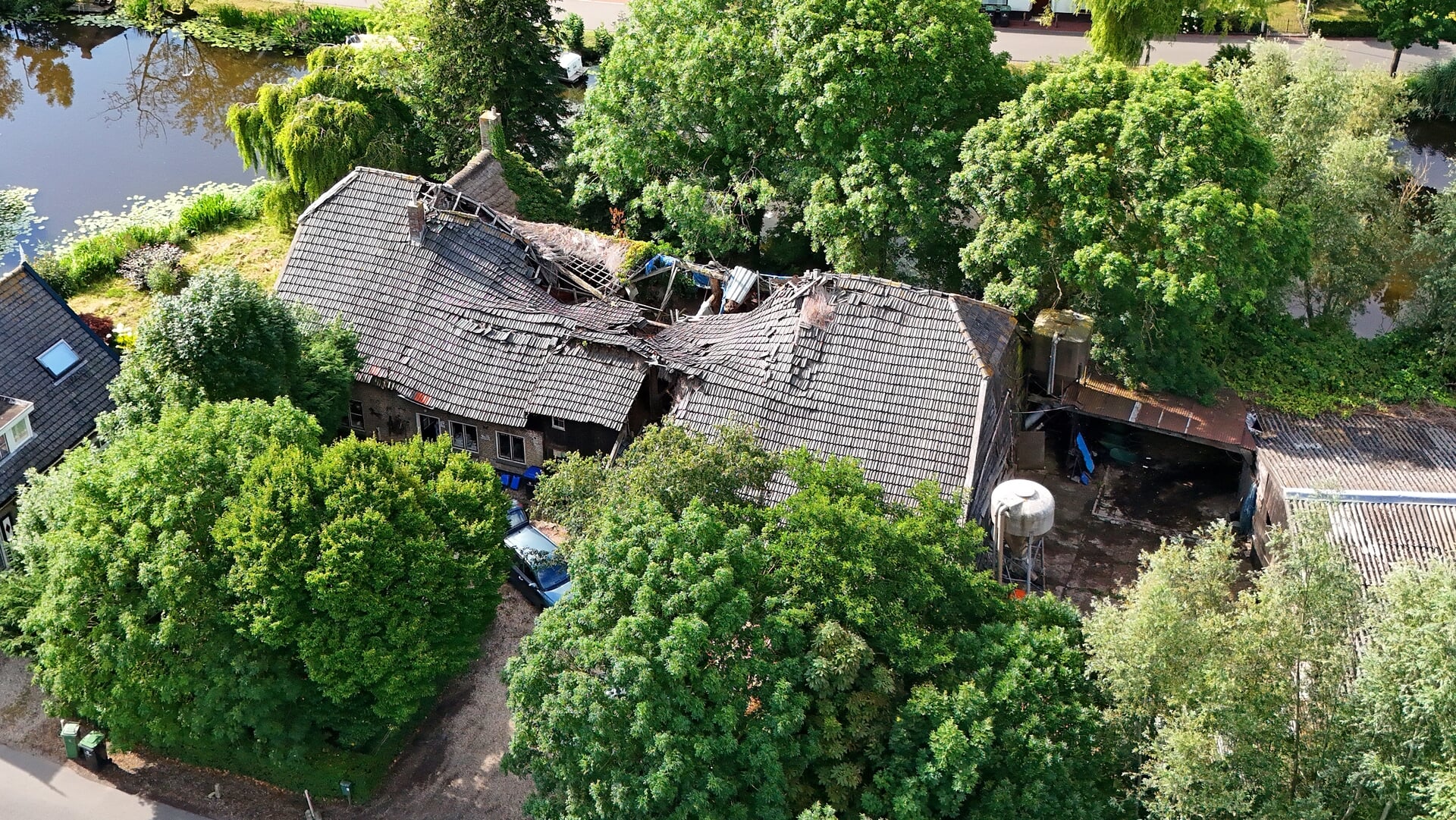 Gemeente Molenlanden grijpt in bij vervallen cultuurhistorische boerderij vanwege veiligheidsrisico's