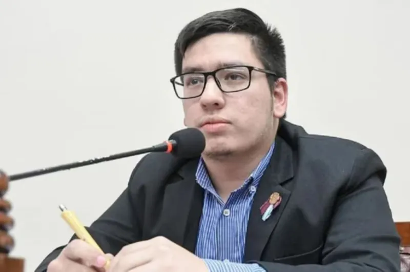 Crisis en La Libertad Avanza: Renuncia concejal tras escándalo de acoso sexual y extorsión