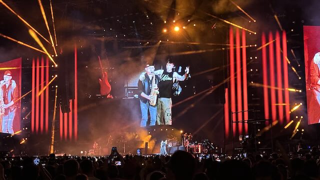 L'Italia che canta: il Sud riafferma la sua centralità culturale con i mega-concerti di Ultimo e Lazza