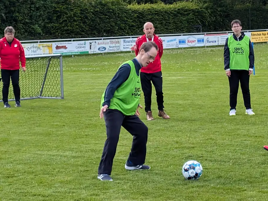 Innovatives Inklusionsprojekt: Walking-Football in Neuenburg setzt neue Massstäbe