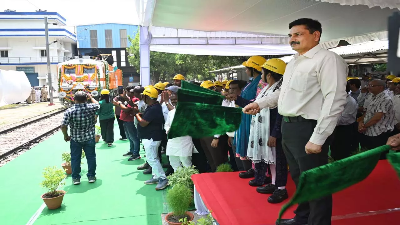 आत्मनिर्भर भारत की नई उड़ान: बरेका का 2500वां स्वदेशी विद्युत इंजन राष्ट्र को समर्पित