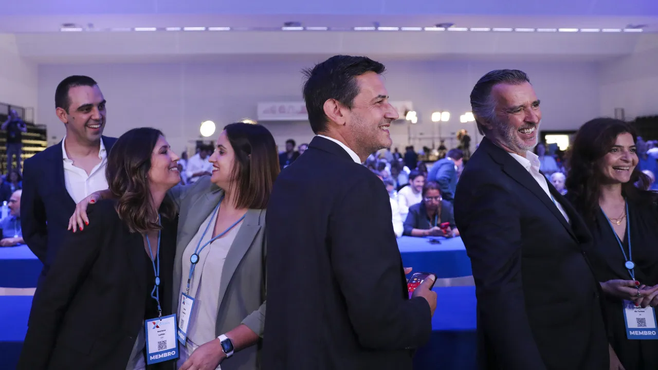 Pressão popular cresce sobre Cotrim de Figueiredo para candidatura presidencial, revelando divisões na direita liberal