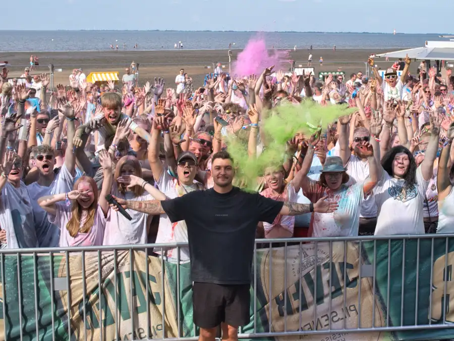 Kulturelle Transformation am Strand: Holi-Festival in Dangast verbindet Tradition mit moderner Festivalkultur