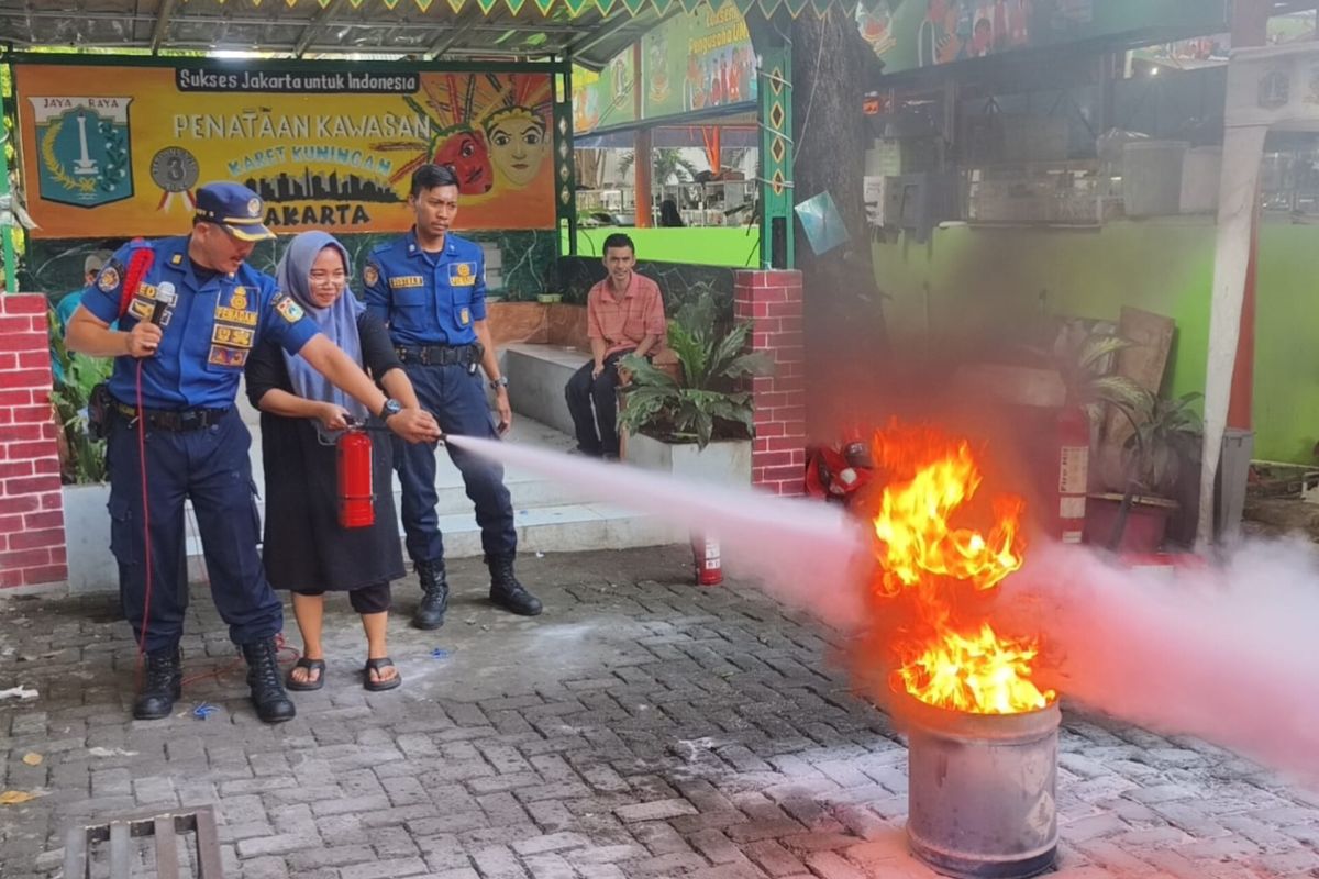 Upaya Mewujudkan Kemaslahatan Umat: Setiap RT di Jakarta Wajib Miliki Alat Pemadam Api