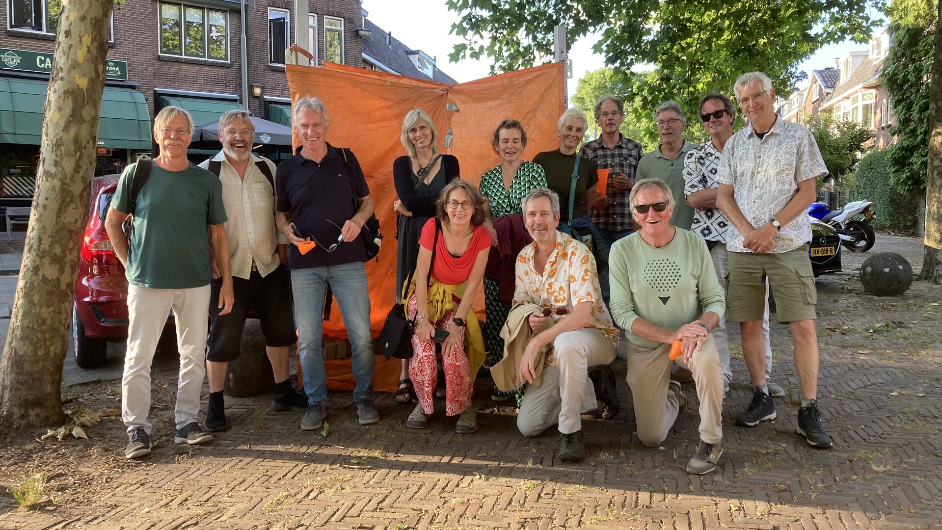 Volleybalclub 'Net iets te hoog' viert seizoenseinde met unieke wandeltocht door Nijmegen
