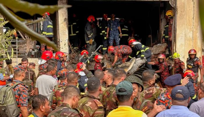 مأساة في بنغلادش: 27 شهيداً في حادث تحطم طائرة عسكرية على مدرسة