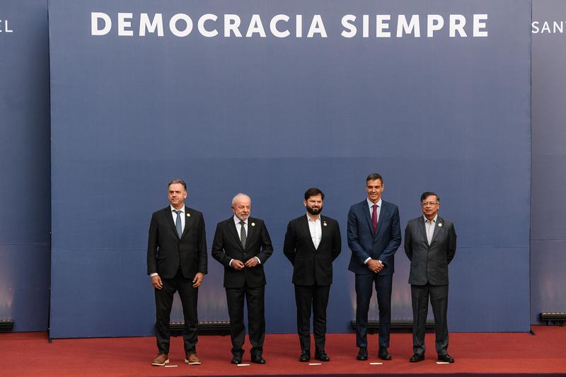 Cumbre en La Moneda revela preocupantes desafíos al orden democrático tradicional