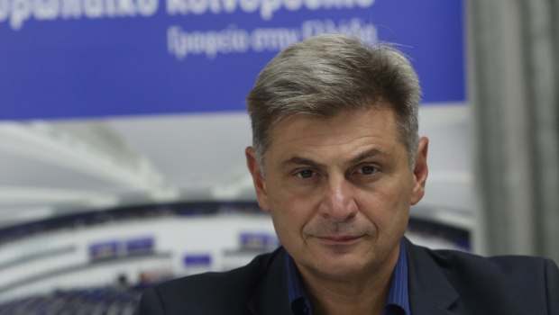 Φαραντούρης: «Η Δημοκρατία Απαιτεί Αγώνες, Όχι Δεξιώσεις» - Σκληρή Κριτική στην Κυβέρνηση