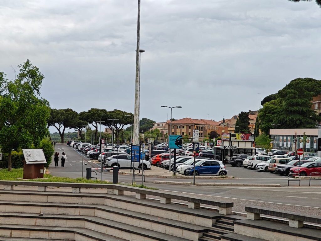 FdI denuncia: La sosta gratuita 'solo per chi compra' tradisce l'identità del centro storico di Viterbo
