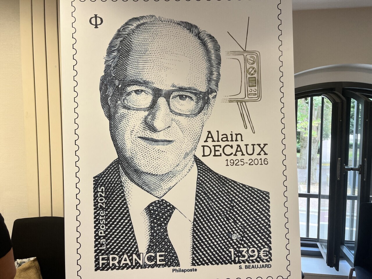 La Poste honore Alain Decaux : un timbre célèbre l'héritage d'un grand passeur d'Histoire