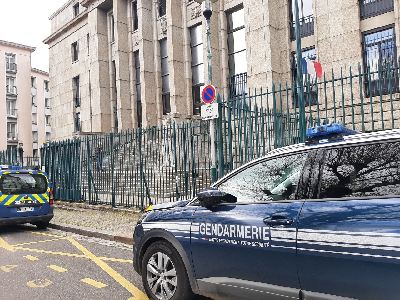 Image d'illustration pour: Ce détenu de Bourges, bénéficiant d'une semi-liberté, s'évade après avoir "entendu une voix"