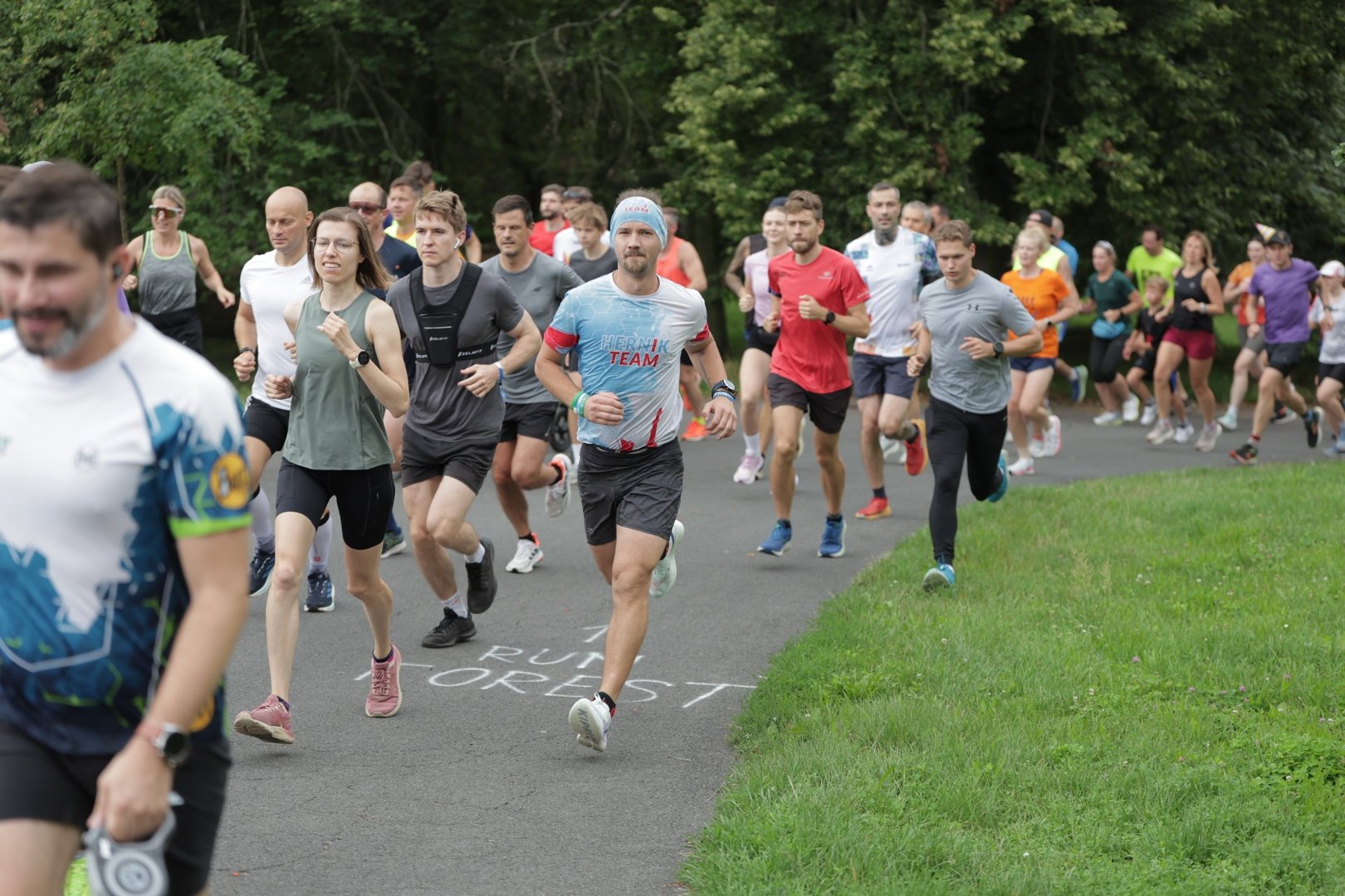 Image d'illustration pour: Ten bieg w Poznaniu przyciąga uczestników z całego świata. Parkrun na Cytadeli ma już 13 lat. Biegłeś w sobotę? Znajdź się na zdjęciach!