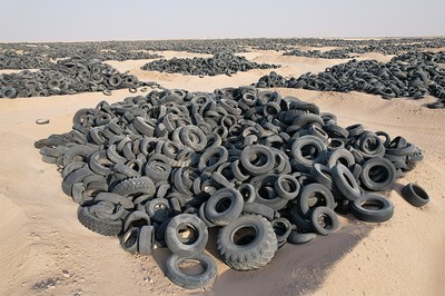 Image d'illustration pour: Kuwait's Forgotten Tyre Graveyard: Push for Urgent Cleanup Plan