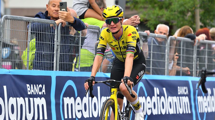 Image d'illustration pour: Tour de France femmes : coup double pour Marianne Vos, qui prend le maillot jaune après sa victoire sur la 1re étape, Pauline Ferrand-Prévot troisième
