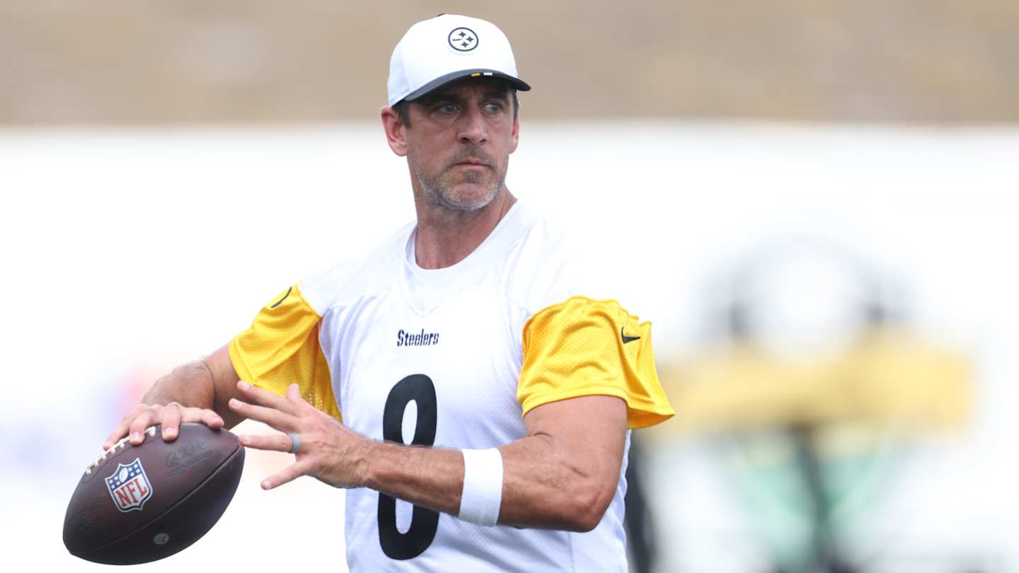 Image d'illustration pour: Aaron Rodgers Fires Back at Steelers Legend Terry Bradshaw