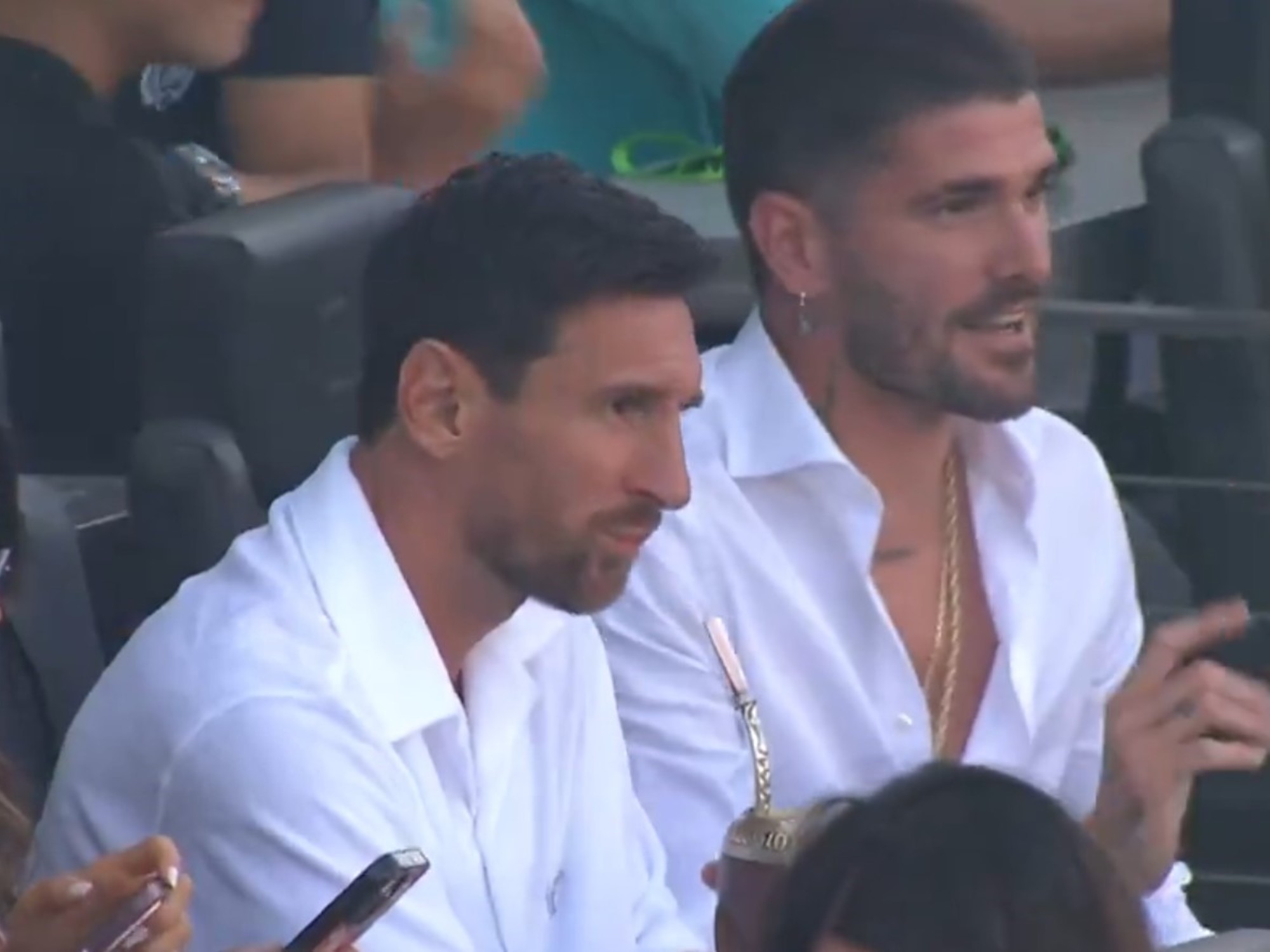 Image d'illustration pour: Messi aceptó su sanción en la MLS y fue a ver al Inter Miami bien acompañado, a puro mate junto a Rodrigo De Paul y Antonela Roccuzzo