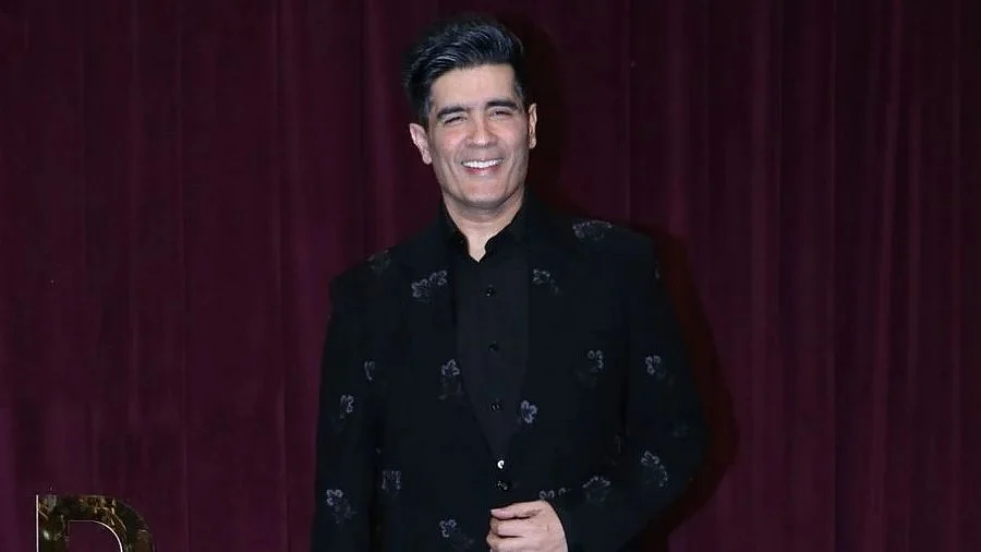 Image d'illustration pour: Kajol's 'DDLJ' Lehenga To Kareena's 'K3G' Sharara: Iconic Movie Looks Showcased At Manish Malhotra's Fashion Show In Delhi