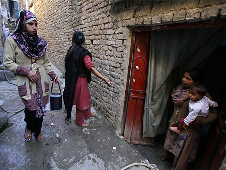 Image d'illustration pour: 17 Polio cases and counting: Pakistan's endemic failure to protect its children exposes global health risk