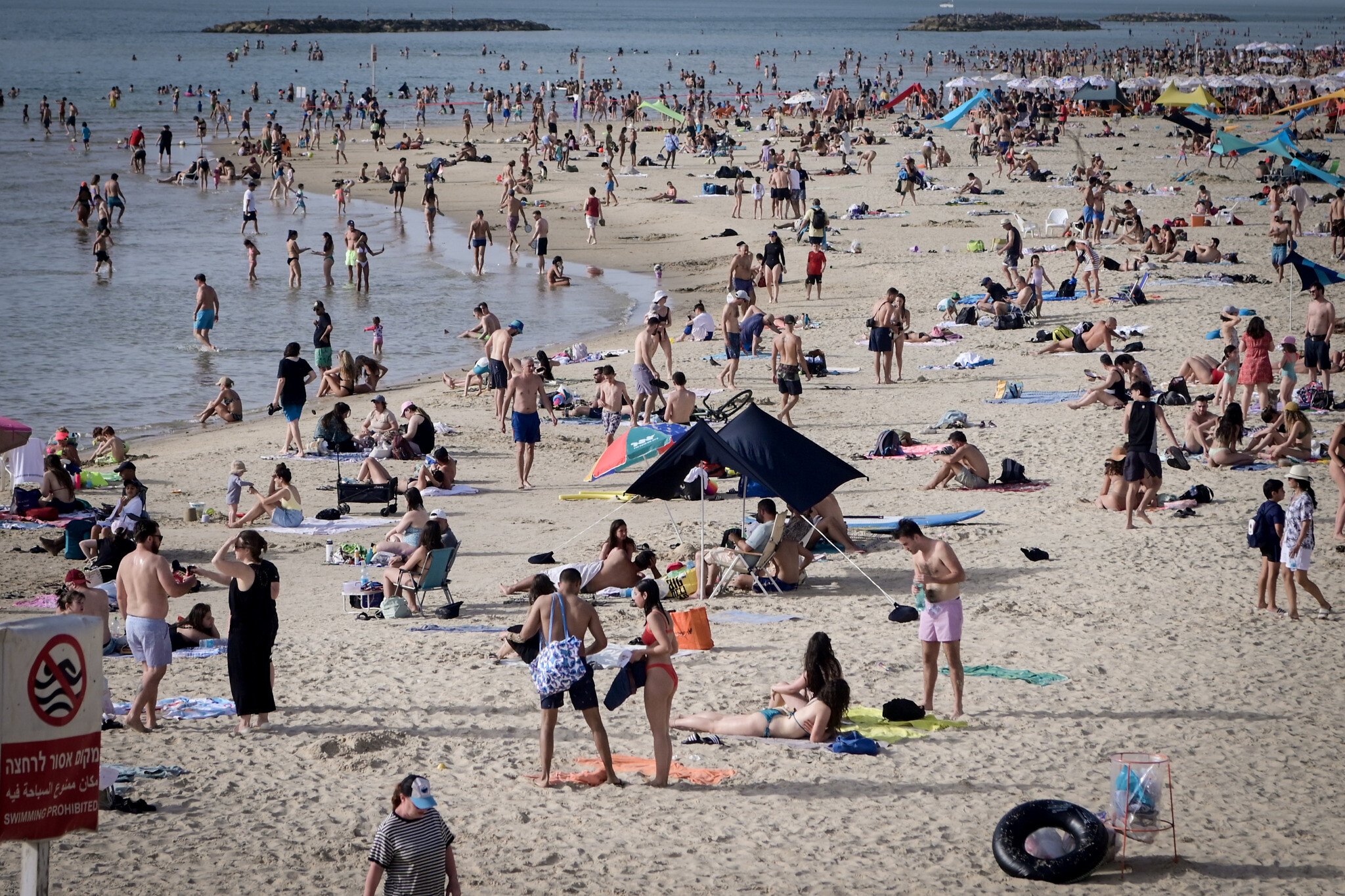 Image d'illustration pour: Turkish embassy staffer nabbed photographing girls in Tel Aviv beach locker room